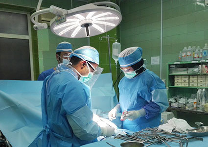 سقوط چراغ اتاق عمل جان یک بیمار در زاهدان را گرفت/جراحی چشم منجر به بسته شدن چشم بیمار از دنیا شد