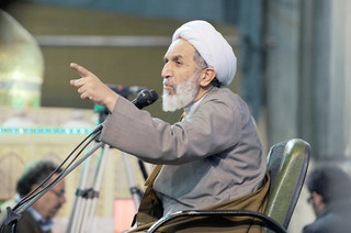 امام خمینی(ره) به خاطر دشمن تصمیم را عوض نمی‌کرد/ برخی می‌گویند در برابر آمریکا نباید مقاومت کرد