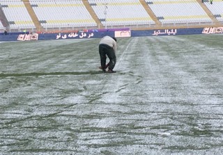 چمن ورزشگاه یادگار امام (ره) را با جارو آماده کردند!