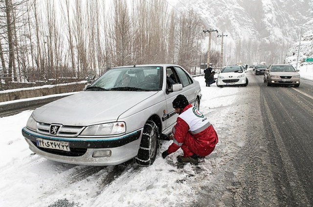 بارش برف در جاده کرج - چالوس / ترافیک سنگین در آزادراه های البرز