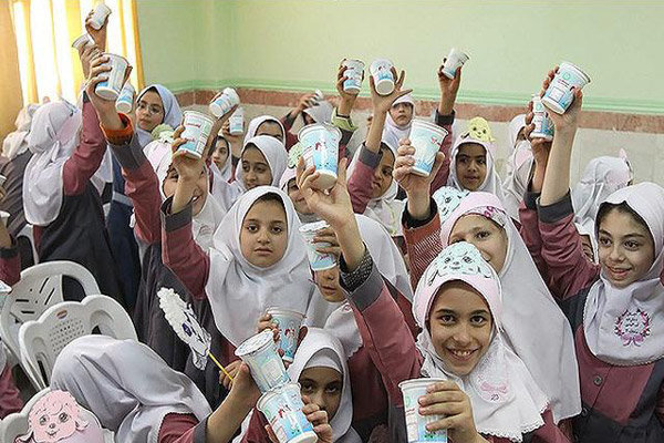 توزیع ۲۵ وعده شیر بین دانش آموزان تهرانی