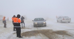 امدادرسانی به ۳ هزار و ۴۰۰ تن از هموطنان گرفتار در برف/ رهاسازی ۶۸۹ دستگاه خودرو