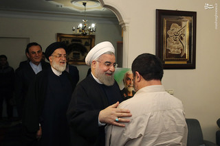 تصاویر/ دیدار روحانی با خانواده های شهیدان هلیسائی و جانباز علی اصغر امیدی