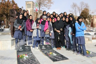 کودکان و نوجوانان به ساحت مقدس شهدای انقلاب اسلامی شهرکرد ادای احترام کردند
