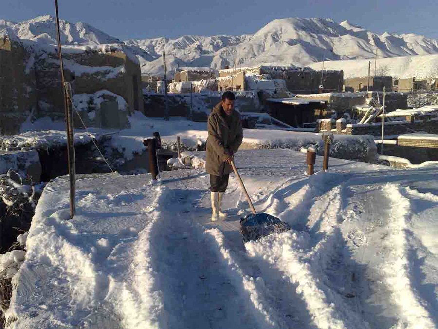بارش برف رشت را در خاموشی فرو برد/کارگران شهرک صنعتی در محاصره برف