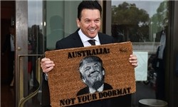 سناتور استرالیایی در اقدامی اعتراضی از «پادری ترامپ» رونمایی کرد+عکس