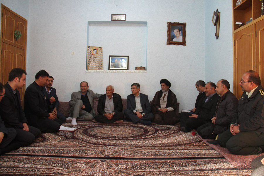 قائم مقام معاون پارلمانی رئیس جمهور با خانواده ۲ شهید در شهر کرد دیدار کرد