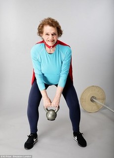 وزنه برداری یک زن ۷۴ ساله +عکس