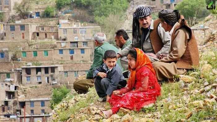 مردم کردستان مظلومانه زندگی می کنند/  جلسه و سخنرانی  دردی را دوا نمی کند