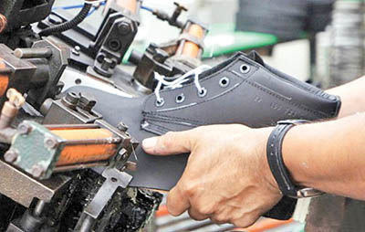 دولت با حمایت از صنعت چرم اجازه تعطیلی کارگاههای تولید کفش را ندهد/ کفش تبریز رقیب جدی کفش های ایتالیایی