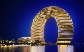 تصاویری از هتل عجیب دوناتی شکل در چین