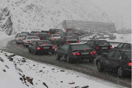 بارش برف در جاده چالوس ترافیک سنگینی ایجاد کرد