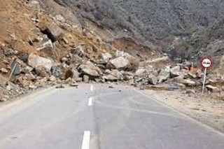 محور پل دختر-خرم آباد به دلیل ریزش کوه مسدود شد