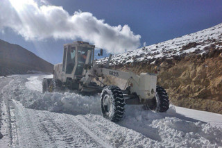 برف راه ارتباطی ۱۰۰ روستا در کوهرنگ را مسدود کرد