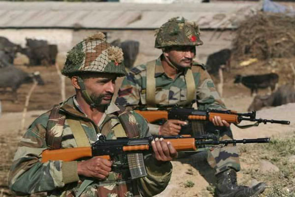 ۳ نظامی هندی در کشمیر کشته شدند
