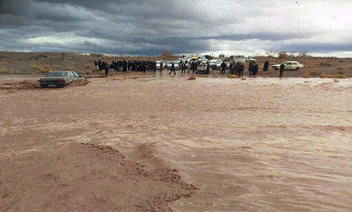 امداد رسانی به سرنشینان خودرو پژو ۴۰۵ گرفتار در سیلاب