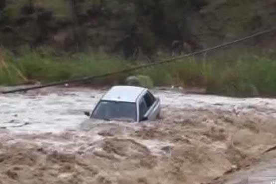 سرنشینان گرفتار در سیلاب روستای ناظریه مشهد نجات یافتند