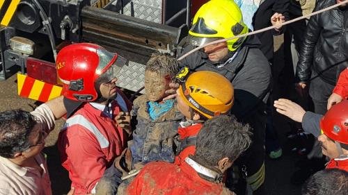 کودک پنج ساله با وجود سقوط به درون چاه ۱۰ متری جان سالم به در برد