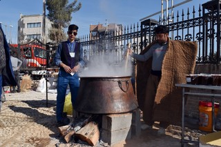 آئین مذهبی پخت«سمنو» در شهرضا برگزار شد