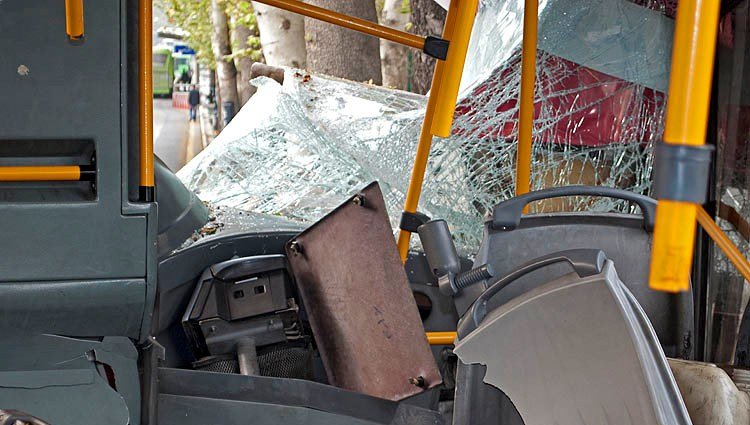 عکس/ حادثه در اتوبان نواب/ اصابت تیرآهن با خودروی سواری پژو
