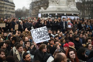فرانسوی‌ها در اعتراض به فساد تظاهرات کردند