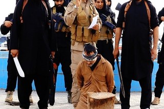 به دستور داعش، ساکنان رقه باید لباس‌های افغانی بپوشند
