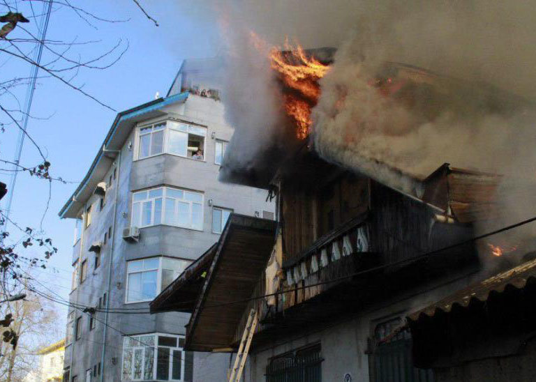 دو واحد مسکونی در آتش سوخت