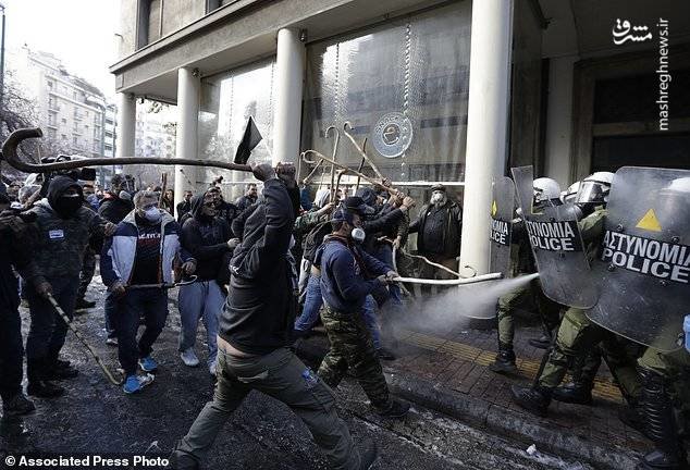 تصاویر/ درگیری پلیس با کشاورزان در یونان