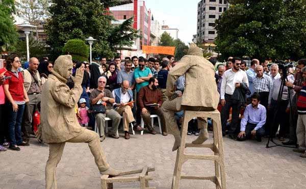 نمایش‌های خیابانی با محوریت ۴۰ سالگی انقلاب در مشهد روی صحنه می‌رود
