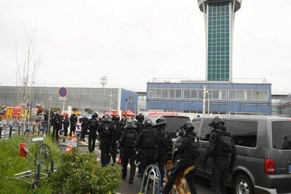 تیراندازی در فرودگاه پاریس/ تخلیه مسافران