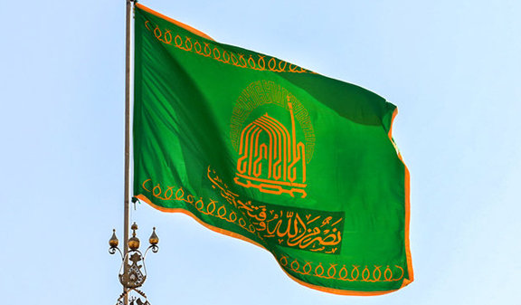 پرچم گنبد مطهر امام رضا(ع) بر فراز ایستگاه ملک آباد برافراشته می‌شود