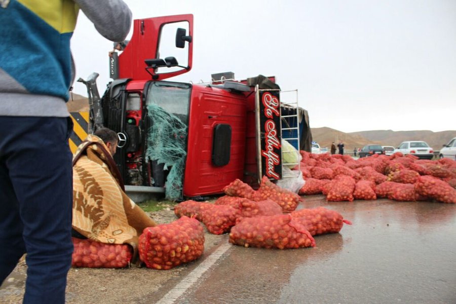 خودروی کامیون حامل سیب زمینی در محور آشخانه- بجنورد واژگون شد