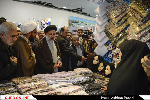 بازدید تولیت آستان قدس رضوی از نمایشگاه مهر درخشان