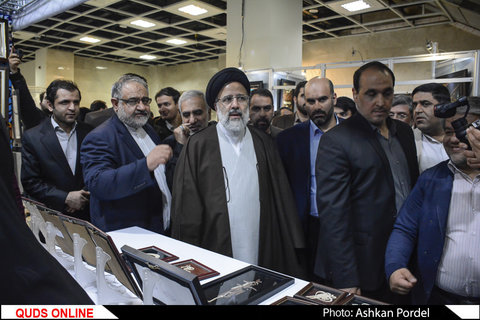 بازدید تولیت آستان قدس رضوی از نمایشگاه مهر درخشان