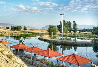 اتراق بهاری در کنار چشمه و دریاچه شلمزار
