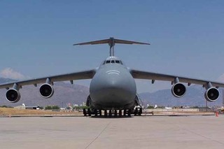 ۴ هواپیمای آمریکایی حامل سلاح و مهمات در عدن یمن فرود آمدند