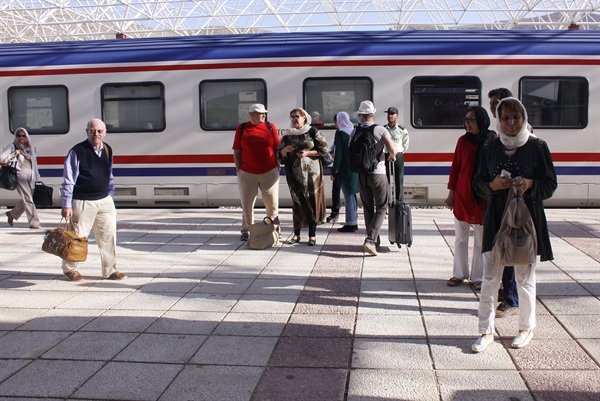 گردشگران قطار طلایی از آثار تاریخی یزد بازدید کردند