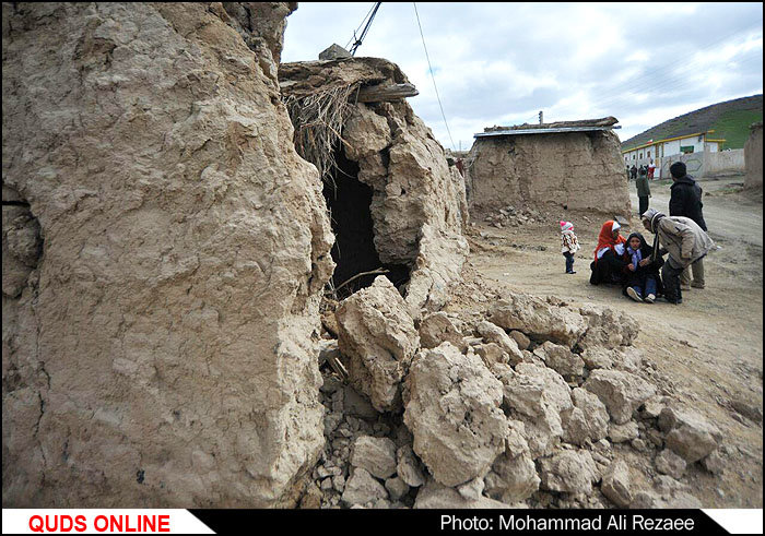 نجات دوقلوی 10 ماهه از زیر آوار زلزلۀ مشهد+عکس
