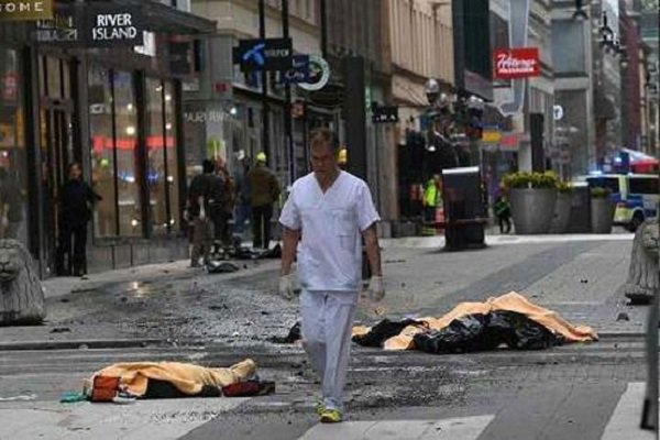 فیلم / لحظه حمله کامیون به عابران در «استکهلم» سوئد