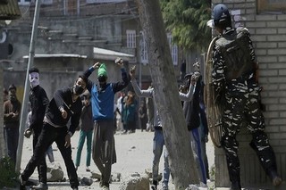 ۶ کشته و ۲۰ زخمی در درگیری نیروهای پلیس و مردم کشمیر