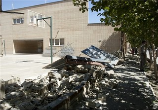 سایه سنگین دیوارهای لرزان بر سر دانش آموزان/ وجود مدارس ۸۰ ساله در آبادان