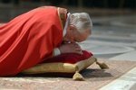 انتقاد پاپ از رسوایی‌های کلیسای کاتولیک و زوال انسانیت