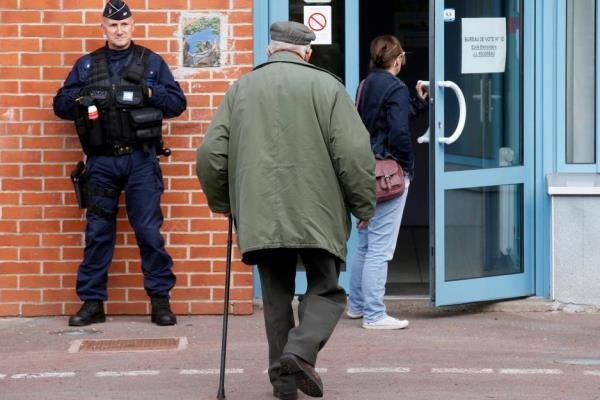  تخلیه یکی از شعب اخذ رای در فرانسه بدلیل تهدید امنیتی 