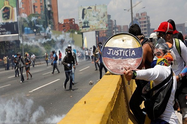 درگیری بین کارگران ونزوئلایی وگارد ضدشورش
