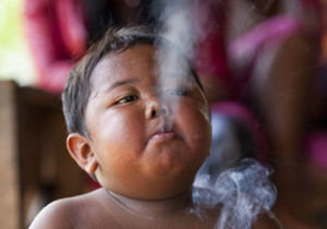 عاقبتِ کودک ۲ ساله‌ای که روزی ۴۰ نخ سیگار می‌کشید+ تصاویر