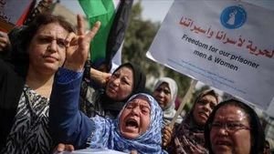 تظاهرات زنان فلسطینی در حمایت از اسیران اعتصاب کننده