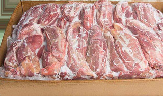 گوشت مرغ و گوساله منجمد کارتنی در استان یزد توزیع می شود