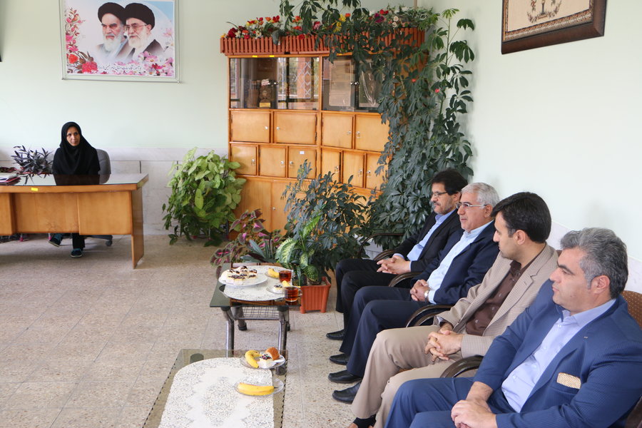 رئیس کل دادگستری استان با مدیر و دبیران آموزشگاه دخترانه امام خمینی(ره) فرخشهر دیدار کرد