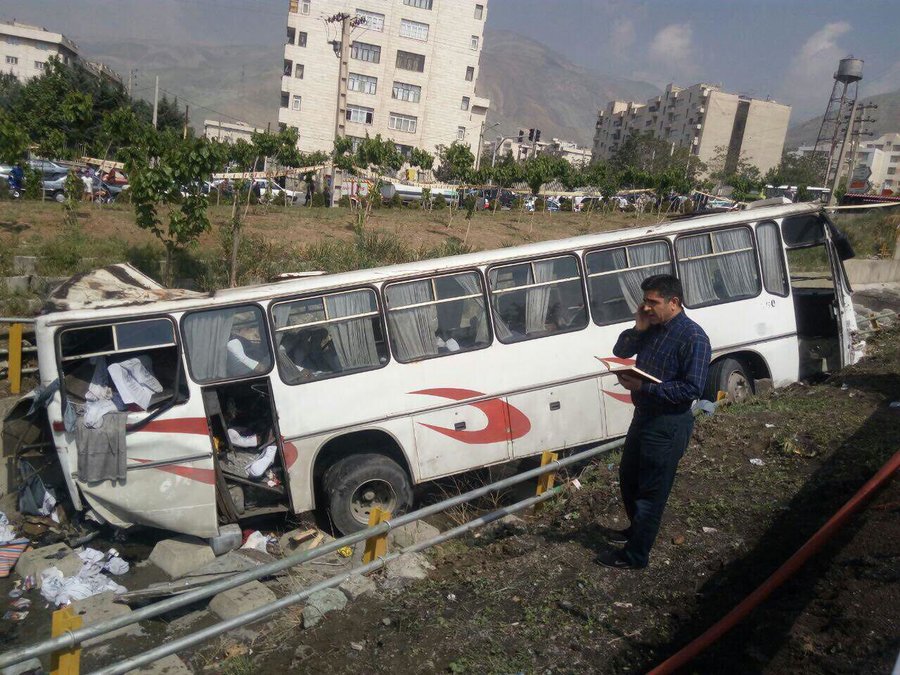 واژگونی اتوبوس حامل دانش آموزان در بزرگراه یادگار امام(ره)+ تصاویر 
