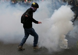 پاسخ پلیس پاریس با گاز اشک آور به تظاهرات شرق پایتخت